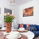 Roomservice Apartment *