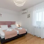Roomservice Apartment