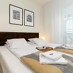 Roomservice Apartment *